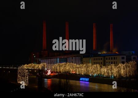 Les cheminées de l'usine Volkswagen allumé comme calendrier de l'Autostadt derrière Banque D'Images