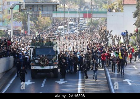 Alger. Dec 25, 2019. Peuple algérien a dit au revoir à la fin de l'Armée Chef Ahmed Gaid Salah dans les rues d'Alger, Algérie, 25 décembre 2019. Algérie Le Chef de l'Armée enterrée mercredi tard Ahmed Gaid Salah à des funérailles militaires. Des dizaines de milliers d'algériens ont participé au salon funéraire en position debout le long de la route du centre-ville d'Alger au cimetière El Alia, à quelque 10 km de l'est de la capitale. Source : Xinhua/Alamy Live News Banque D'Images