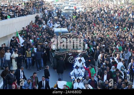 Alger. Dec 25, 2019. Peuple algérien a dit au revoir à la fin de l'Armée Chef Ahmed Gaid Salah dans les rues d'Alger, Algérie, 25 décembre 2019. Algérie Le Chef de l'Armée enterrée mercredi tard Ahmed Gaid Salah à des funérailles militaires. Des dizaines de milliers d'algériens ont participé au salon funéraire en position debout le long de la route du centre-ville d'Alger au cimetière El Alia, à quelque 10 km de l'est de la capitale. Source : Xinhua/Alamy Live News Banque D'Images