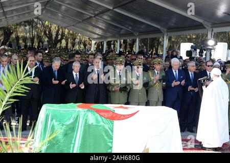 Alger. Dec 25, 2019. Les responsables politiques et militaires algériens d'assister aux funérailles de la fin de l'Armée Chef Ahmed Gaid Salah à Alger, Algérie, 25 décembre 2019. Algérie Le Chef de l'Armée enterrée mercredi tard Ahmed Gaid Salah à des funérailles militaires. Des dizaines de milliers d'algériens ont participé au salon funéraire en position debout le long de la route du centre-ville d'Alger au cimetière El Alia, à quelque 10 km de l'est de la capitale. Source : Xinhua/Alamy Live News Banque D'Images