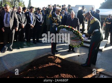 Alger. Dec 25, 2019. Abdelmadjid Tebboune Président algérien assiste à l'enterrement du chef de l'Armée fin Ahmed Gaid Salah à Alger, Algérie, 25 décembre 2019. Algérie Le Chef de l'Armée enterrée mercredi tard Ahmed Gaid Salah à des funérailles militaires. Des dizaines de milliers d'algériens ont participé au salon funéraire en position debout le long de la route du centre-ville d'Alger au cimetière El Alia, à quelque 10 km de l'est de la capitale. Source : Xinhua/Alamy Live News Banque D'Images