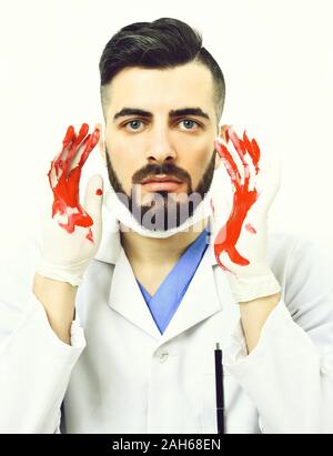 Concept de la chirurgie et de premiers soins : visage non rasé médecin attentif avec expression et les mains dans le sang, isolé sur fond blanc Banque D'Images