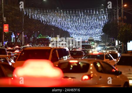 Tbilissi. Dec 25, 2019. Photos prises le 25 décembre 2019 montre la lumière des décorations dans Tbilissi, Géorgie. Lumières de fête allumé les principales rues de Tbilissi, annonce le départ de Noël et des fêtes de fin d'année. Tamuna Crédit : Kulumbegashvili/Xinhua/Alamy Live News Banque D'Images