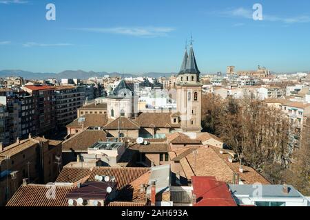 GRANADA, ESPAGNE - Décembre 24th, 2019 : Vue aérienne de Grenade tirée de la grande roue. Basilique Virgen de las Angustias et cathédrale Banque D'Images