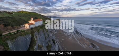 L'ermitage de San Telmo en Zumaia, Pays Basque - vue aérienne drone Banque D'Images