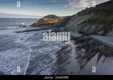 Vue aérienne de flysch seashore Zumaia, Pays Basque Banque D'Images