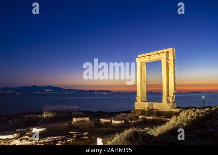 Portara - ruines de l'ancien temple d'Apollon de Délos sur l'île de Naxos, Cyclades, Grèce Banque D'Images