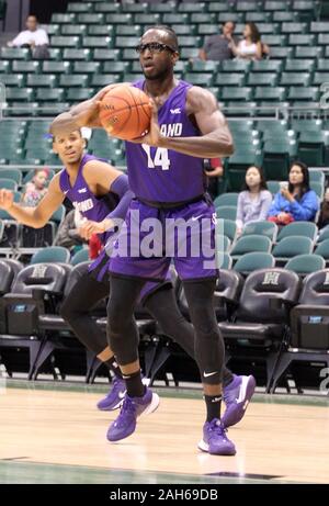 25 décembre 2019 - Portland Pilots de l'avant (14) Tahirou Diabate revient avec un rebond au cours d'une partie à la tête de diamant entre le classique Ball State Cardinaux et des pilotes à la Portland Stan Sheriff Center à Honolulu, HI - Michael Sullivan/CSM. Banque D'Images