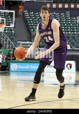 25 décembre 2019 - Portland Pilots avant Jacob Tryon (24) au cours d'une partie à la tête de diamant entre le classique Ball State Cardinaux et des pilotes à la Portland Stan Sheriff Center à Honolulu, HI - Michael Sullivan/CSM. Banque D'Images