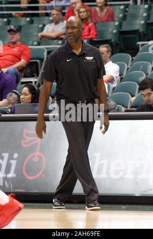 25 décembre 2019 - L'entraîneur-chef pilotes Portland Terry Porter lors d'un match à la Tête du Diamant Classic entre les cardinaux et la Ball State Portland pilotes à la Stan Sheriff Center à Honolulu, HI - Michael Sullivan/CSM. Banque D'Images