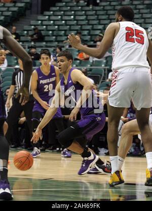 25 décembre 2019 - Portland Pilots guard Malcolm Porter (1) permet la circulation durant un match à la Tête du Diamant Classic entre les cardinaux et la Ball State Portland pilotes à la Stan Sheriff Center à Honolulu, HI - Michael Sullivan/CSM. Banque D'Images