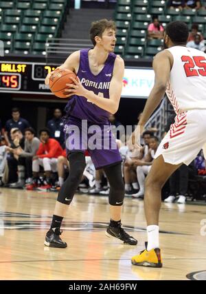 25 décembre 2019 - Portland Pilots avant Jacob Tryon (24) a l'air de passer la balle au cours d'une partie à la tête de diamant entre le classique Ball State Cardinaux et des pilotes à la Portland Stan Sheriff Center à Honolulu, HI - Michael Sullivan/CSM. Banque D'Images