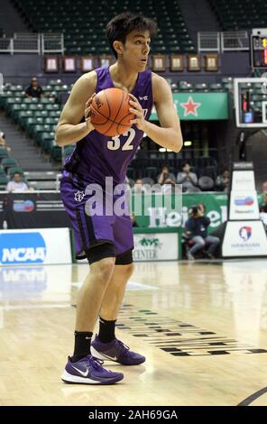 25 décembre 2019 - Portland Pilots avant Hugh Hogland (32) a l'air de passer la balle au cours d'une partie à la tête de diamant entre le classique Ball State Cardinaux et des pilotes à la Portland Stan Sheriff Center à Honolulu, HI - Michael Sullivan/CSM. Banque D'Images