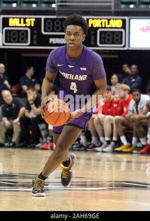 25 décembre 2019 - Portland Pilots guard Quincy Ferebee (4) a l'air de passer la balle au cours d'une partie à la tête de diamant entre le classique Ball State Cardinaux et des pilotes à la Portland Stan Sheriff Center à Honolulu, HI - Michael Sullivan/CSM. Banque D'Images