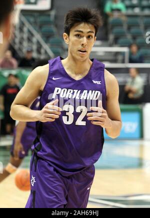 25 décembre 2019 - Portland Pilots avant Hugh Hogland (32) au cours d'une partie à la tête de diamant entre le classique Ball State Cardinaux et des pilotes à la Portland Stan Sheriff Center à Honolulu, HI - Michael Sullivan/CSM. Banque D'Images