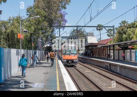 Une nouvelle série B série 2 Sydney Waratah ou train part Merrylands gare dans la banlieue ouest de Sydney Banque D'Images