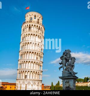 La tour penchée et les Putti, fontaine sur la Piazza dei Miracoli de Pise. UNESCO world célèbre site, situé dans la belle ville de Toscane. Banque D'Images