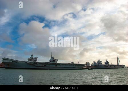 Le Royal Navys porte-avions HMS Queen Elizabeth et HMS Prince of Wales amarré à Portsmouth, Angleterre Banque D'Images