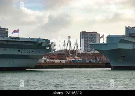 Historique Le HMS Victory visible entre les deux porte-avions de la Royal Navy le HMS Queen Elizabeth et HMS Prince of Wales à Portsmouth, Royaume-Uni Banque D'Images