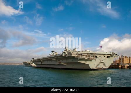 Le Royal Navys porte-avions HMS Queen Elizabeth et HMS Prince of Wales amarré à Portsmouth, Angleterre Banque D'Images