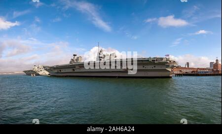 Le Royal Navys porte-avions HMS Queen Elizabeth et HMS Prince of Wales amarré à Portsmouth, Angleterre Banque D'Images
