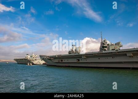 Le Royal Navys porte-avions HMS Queen Elizabeth et HMS Prince of Wales amarré à Portsmouth, Angleterre Banque D'Images