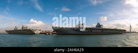 Le Royal Navys porte-avions HMS Queen Elizabeth et HMS Prince of Wales amarré à Portsmouth, Angleterre Banque D'Images