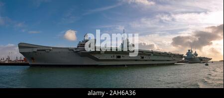 Le Royal Navys porte-avions HMS Queen Elizabeth et HMS Prince of Wales amarré à Portsmouth, Angleterre Banque D'Images
