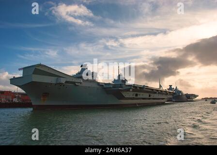 Le Royal Navys porte-avions HMS Queen Elizabeth et HMS Prince of Wales amarré à Portsmouth, Angleterre Banque D'Images