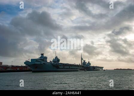 Le Royal Navys porte-avions HMS Queen Elizabeth et HMS Prince of Wales amarré à Portsmouth, Angleterre Banque D'Images