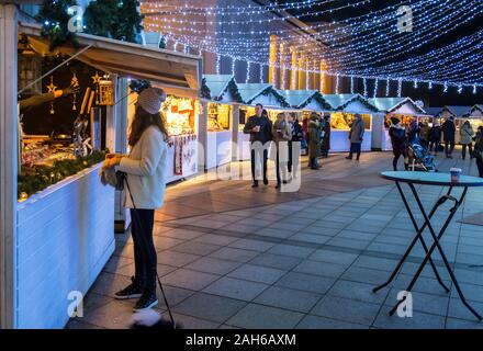 Vilnius, Lituanie - 15 décembre 2019 : Marché de Noël festif dans les étals sur la place de la cathédrale à Vilnius, Lituanie, la nuit Banque D'Images