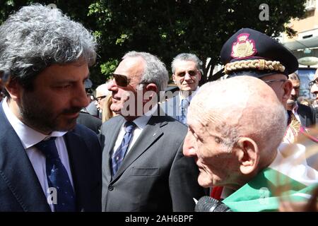 Napoli, Italie. Apr 25, 2019. Naples, le partisan Gennaro Di Paola est mort, avait participé à la quattro giornate di Napoli, lors de la libération de la ville de l'Nazi-Fascists, durant la Seconde Guerre mondiale. Il est de 98 ans.En images afin de G à D:Roberto Fico, homme politique Président de la Chambre des Députés (PRESIDENTE DELLA Camera dei Deputati), et Gennaro Di Paola REPERTORY PHOTOS (Photo par Salvatore Esposito/Pacific Press) Credit : Pacific Press Agency/Alamy Live News Banque D'Images