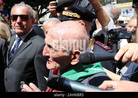 Napoli, Italie. Apr 25, 2019. Naples, le partisan Gennaro Di Paola est mort, avait participé à la quattro giornate di Napoli, lors de la libération de la ville de l'Nazi-Fascists, durant la Seconde Guerre mondiale. Il est de 98 ans.En images Gennaro Di Paola REPERTORY PHOTOS (Photo par Salvatore Esposito/Pacific Press) Credit : Pacific Press Agency/Alamy Live News Banque D'Images