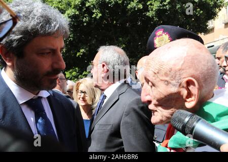 Napoli, Italie. Apr 25, 2019. Naples, le partisan Gennaro Di Paola est mort, avait participé à la quattro giornate di Napoli, lors de la libération de la ville de l'Nazi-Fascists, durant la Seconde Guerre mondiale. Il est de 98 ans.En images afin de G à D:Roberto Fico, homme politique Président de la Chambre des Députés (PRESIDENTE DELLA Camera dei Deputati), et Gennaro Di Paola REPERTORY PHOTOS (Photo par Salvatore Esposito/Pacific Press) Credit : Pacific Press Agency/Alamy Live News Banque D'Images