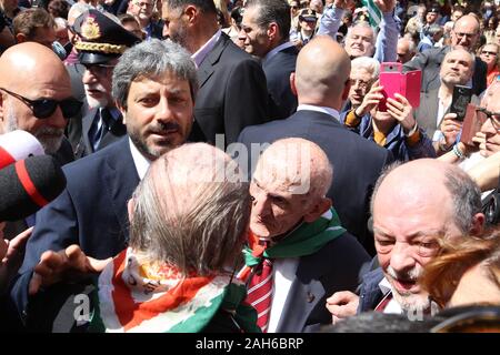 Napoli, Italie. Apr 25, 2019. Naples, le partisan Gennaro Di Paola est mort, avait participé à la quattro giornate di Napoli, lors de la libération de la ville de l'Nazi-Fascists, durant la Seconde Guerre mondiale. Il est de 98 ans.En images afin de G à D:Roberto Fico, homme politique Président de la Chambre des Députés (PRESIDENTE DELLA Camera dei Deputati), et Gennaro Di Paola REPERTORY PHOTOS (Photo par Salvatore Esposito/Pacific Press) Credit : Pacific Press Agency/Alamy Live News Banque D'Images