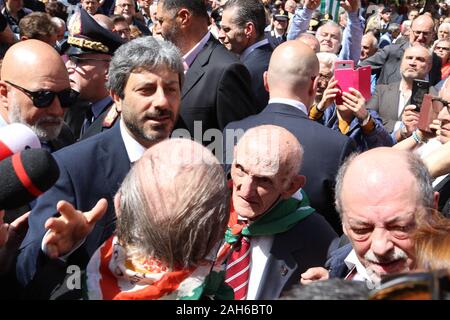 Napoli, Italie. Apr 25, 2019. Naples, le partisan Gennaro Di Paola est mort, avait participé à la quattro giornate di Napoli, lors de la libération de la ville de l'Nazi-Fascists, durant la Seconde Guerre mondiale. Il est de 98 ans.En images afin de G à D:Roberto Fico, homme politique Président de la Chambre des Députés (PRESIDENTE DELLA Camera dei Deputati), et Gennaro Di Paola REPERTORY PHOTOS (Photo par Salvatore Esposito/Pacific Press) Credit : Pacific Press Agency/Alamy Live News Banque D'Images