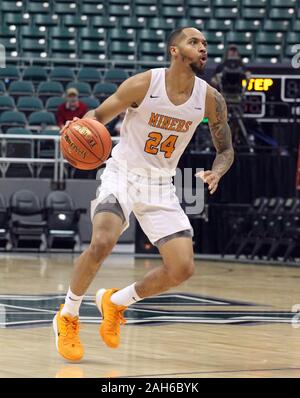 25 décembre 2019 - protection des mineurs UTEP Pèse Daryl Edwards (24) dribbles au cours d'une partie à la tête de diamant entre le classique Boise State Broncos et l'UTEP Pèse mineurs lors du shérif Stan Center à Honolulu, HI - Michael Sullivan/CSM. Banque D'Images