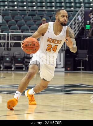 25 décembre 2019 - protection des mineurs UTEP Pèse Daryl Edwards (24) dribbles au cours d'une partie à la tête de diamant entre le classique Boise State Broncos et l'UTEP Pèse mineurs lors du shérif Stan Center à Honolulu, HI - Michael Sullivan/CSM. Banque D'Images