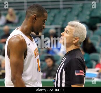 25 décembre 2019 - UTEP Pèse avant mineurs Bryson Williams (11) a une discussion avec l'arbitre pendant un match à la Tête du Diamant Classic entre les Broncos de Boise State et l'UTEP Pèse mineurs lors du shérif Stan Center à Honolulu, HI - Michael Sullivan/CSM. Banque D'Images