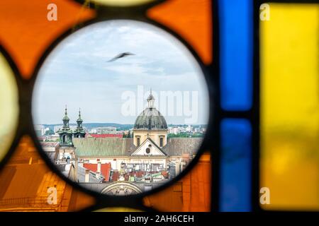 Partie supérieure de l'église Sainte-Anne - dome, tours et toit - à Cracovie, Pologne. Vue depuis la tour de ville à travers la vitre avec vitraux colorés w Banque D'Images