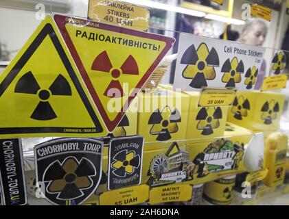 Kiev, Ukraine. Dec 25, 2019. Signe de rayonnement autocollants sont vus sur une fenêtre d'un magasin de souvenirs sur Dytyatky checkpoint, à l'entrée de la zone d'exclusion de Tchernobyl, l'Ukraine, le 25 décembre 2019. La catastrophe de Tchernobyl a été un accident nucléaire à la 4 réacteur nucléaire dans la centrale nucléaire de Tchernobyl, près de la ville de Pripyat, le samedi 26 avril 1986. Crédit : Serg Glovny/ZUMA/Alamy Fil Live News Banque D'Images