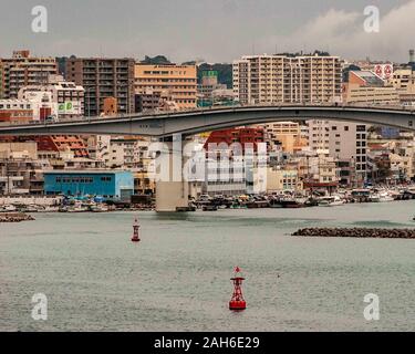 Naha, Okinawa, Îles Ryukyu. 1er novembre 2006. Le port très animé de Naha, Okinawa. Capitale de la préfecture d'Okinawa, le groupe d'îles au sud de Naha, Japon continentale est le centre politique et économique de l'Okinawa, dominé par le tourisme, la vente au détail et des services. Credit : Arnold Drapkin/ZUMA/Alamy Fil Live News Banque D'Images