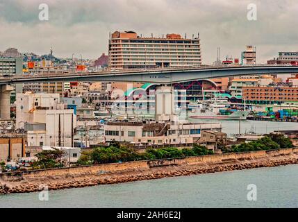 Naha, Okinawa, Îles Ryukyu. 1er novembre 2006. Le port très animé de Naha, Okinawa. Capitale de la préfecture d'Okinawa, le groupe d'îles au sud de Naha, Japon continentale est le centre politique et économique de l'Okinawa, dominé par le tourisme, la vente au détail et des services. Credit : Arnold Drapkin/ZUMA/Alamy Fil Live News Banque D'Images