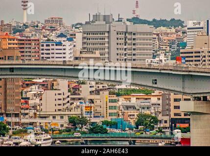 Naha, Okinawa, Îles Ryukyu. 1er novembre 2006. Le port très animé de Naha, Okinawa. Capitale de la préfecture d'Okinawa, le groupe d'îles au sud de Naha, Japon continentale est le centre politique et économique de l'Okinawa, dominé par le tourisme, la vente au détail et des services. Credit : Arnold Drapkin/ZUMA/Alamy Fil Live News Banque D'Images