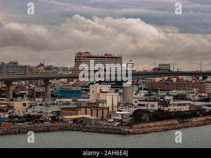Naha, Okinawa, Îles Ryukyu. 1er novembre 2006. Le port très animé de Naha, Okinawa. Capitale de la préfecture d'Okinawa, le groupe d'îles au sud de Naha, Japon continentale est le centre politique et économique de l'Okinawa, dominé par le tourisme, la vente au détail et des services. Credit : Arnold Drapkin/ZUMA/Alamy Fil Live News Banque D'Images