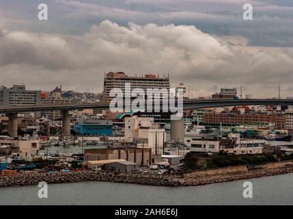 Naha, Okinawa, Îles Ryukyu. 1er novembre 2006. Le port très animé de Naha, Okinawa. Capitale de la préfecture d'Okinawa, le groupe d'îles au sud de Naha, Japon continentale est le centre politique et économique de l'Okinawa, dominé par le tourisme, la vente au détail et des services. Credit : Arnold Drapkin/ZUMA/Alamy Fil Live News Banque D'Images