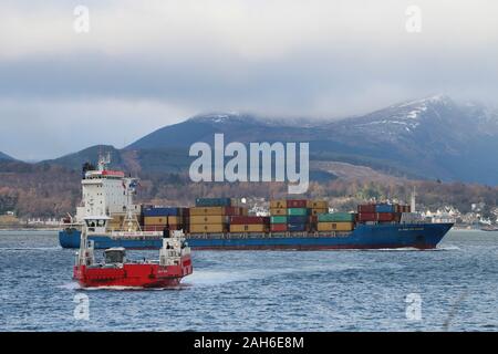 Le porte-conteneurs Hanse Courage, et le Western Ferries car ferry MV Son de Shuna, off Gourock sur le Firth of Clyde. Banque D'Images