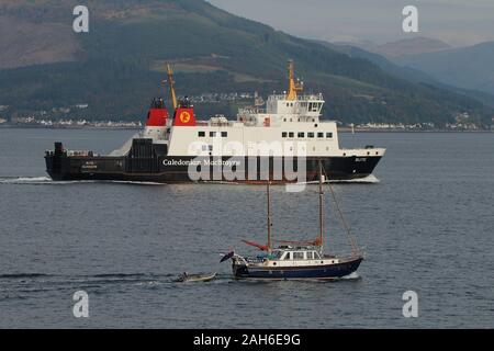 Tregella, un navire à voile, et Caledonian MacBrayne's ferry MV Bute, off Gourock sur le Firth of Clyde. Banque D'Images