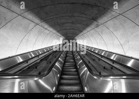 Jusqu'à l'image monochrome l'escalator tunnel de la station de métro de Washington DC Banque D'Images