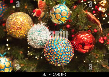 Boules de Noël colorées sur le sapin blanche Banque D'Images